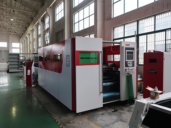2KW kuitu laserleikkauskone metallilevylle
